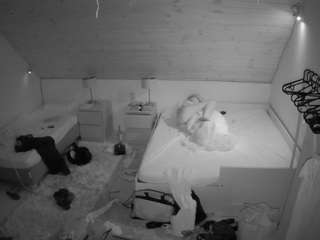 voyeurcam-julmodels-whitebed-2