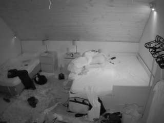 voyeurcam-julmodels-whitebed-2