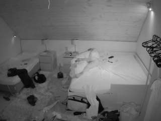 voyeurcam-julmodels-whitebed-2