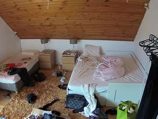 voyeurcam-julmodels-whitebed-2