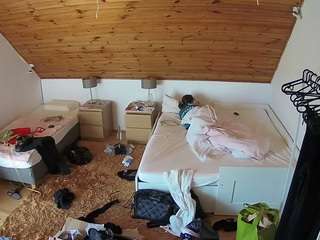 voyeurcam-julmodels-whitebed-2