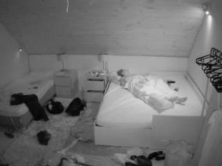 voyeurcam-julmodels-whitebed-2
