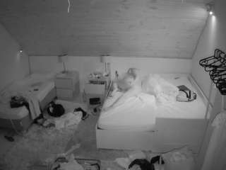voyeurcam-julmodels-whitebed-2