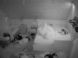 voyeurcam-julmodels-whitebed-2