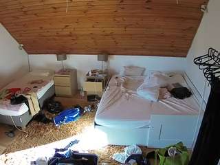 voyeurcam-julmodels-whitebed-2