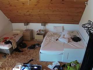 voyeurcam-julmodels-whitebed-2