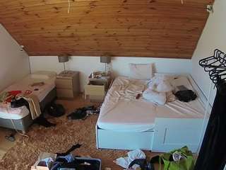 voyeurcam-julmodels-whitebed-2