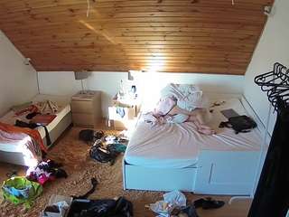 voyeurcam-julmodels-whitebed-2