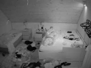 voyeurcam-julmodels-whitebed-2