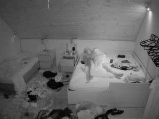voyeurcam-julmodels-whitebed-2
