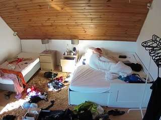 voyeurcam-julmodels-whitebed-2