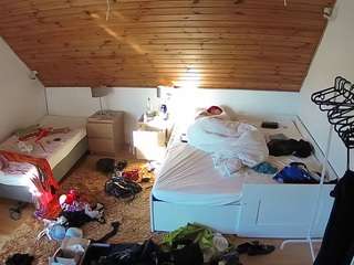 voyeurcam-julmodels-whitebed-2