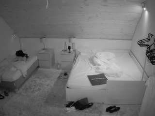 voyeurcam-julmodels-whitebed-2