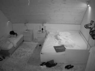  voyeurcam-julmodels-whitebed-2 chat room