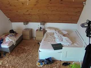 voyeurcam-julmodels-whitebed-2