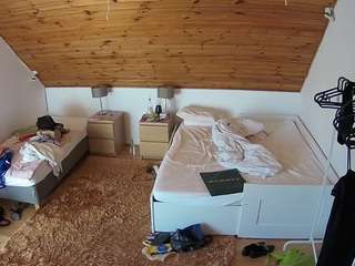 voyeurcam-julmodels-whitebed-2
