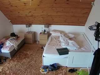 voyeurcam-julmodels-whitebed-2