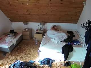 voyeurcam-julmodels-whitebed-2