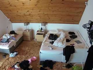 voyeurcam-julmodels-whitebed-2