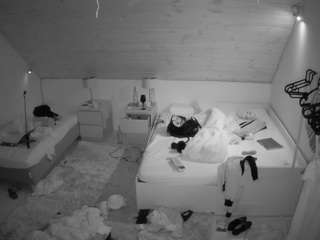 voyeurcam-julmodels-whitebed-2