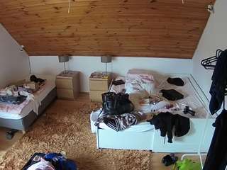 voyeurcam-julmodels-whitebed-2