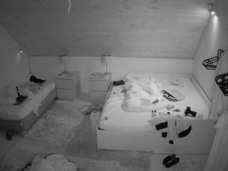 voyeurcam-julmodels-whitebed-2