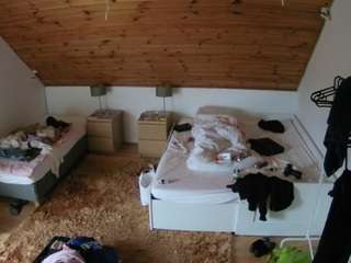 voyeurcam-julmodels-whitebed-2