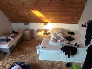 voyeurcam-julmodels-whitebed-2