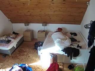 voyeurcam-julmodels-whitebed-2