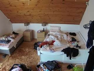 voyeurcam-julmodels-whitebed-2