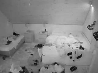 voyeurcam-julmodels-whitebed-2