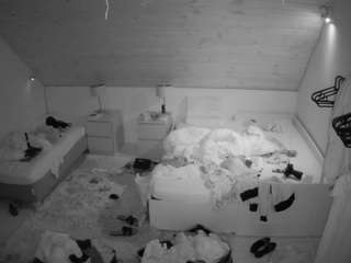 voyeurcam-julmodels-whitebed-2