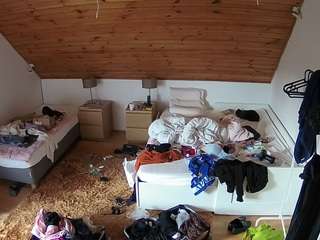 voyeurcam-julmodels-whitebed-2