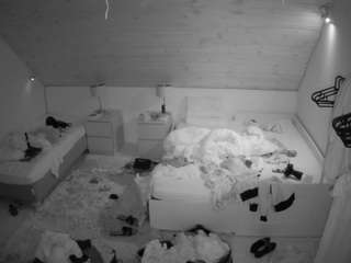 voyeurcam-julmodels-whitebed-2