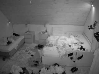 voyeurcam-julmodels-whitebed-2