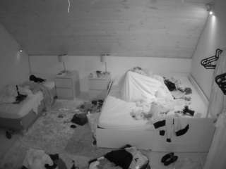 voyeurcam-julmodels-whitebed-2
