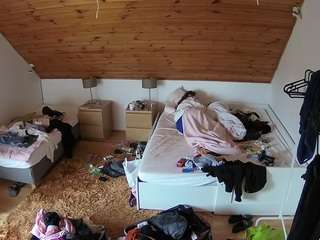 voyeurcam-julmodels-whitebed-2