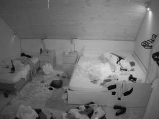 voyeurcam-julmodels-whitebed-2