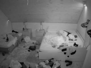 voyeurcam-julmodels-whitebed-2 webcam model