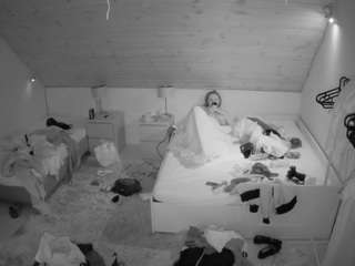 voyeurcam-julmodels-whitebed-2