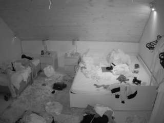 voyeurcam-julmodels-whitebed-2