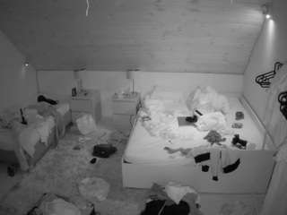 voyeurcam-julmodels-whitebed-2