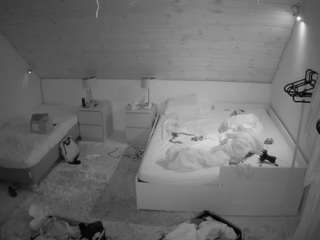 voyeurcam-julmodels-whitebed-2