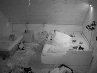 voyeurcam-julmodels-whitebed-2