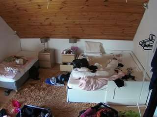 voyeurcam-julmodels-whitebed-2