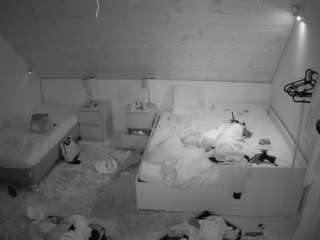 voyeurcam-julmodels-whitebed-2