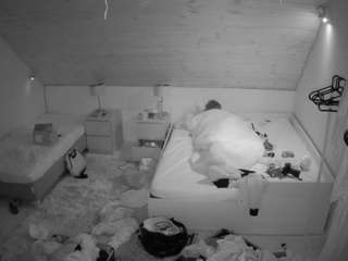 voyeurcam-julmodels-whitebed-2