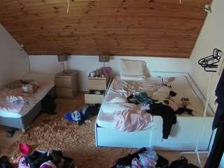voyeurcam-julmodels-whitebed-2
