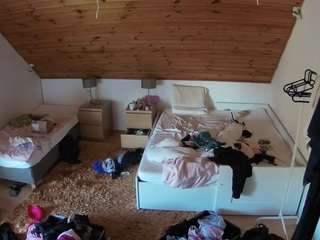 voyeurcam-julmodels-whitebed-2