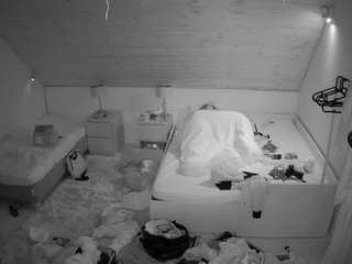 voyeurcam-julmodels-whitebed-2